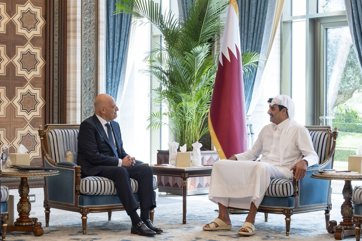 سمو الأمير يستقبل وزير الدفاع اليوناني