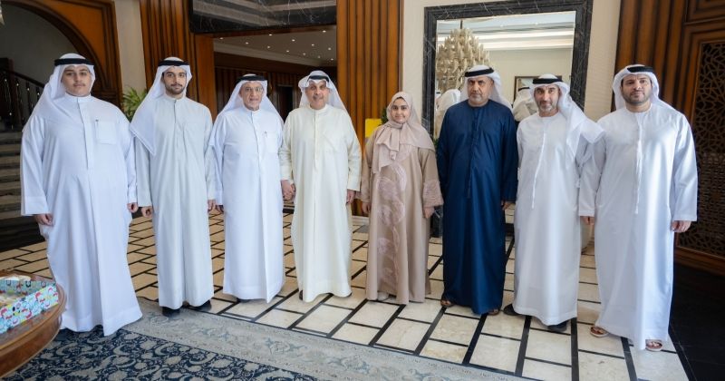 وزير شؤون الديوان الأميري يستقبل السفير النيادي والمواطن الإماراتي الحمادي