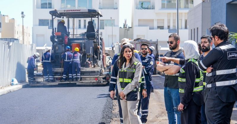 المشعان تتفقد أعمال فرش الأسفلت في «مبارك الكبير»