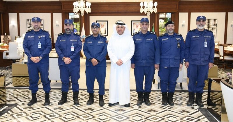 محافظ الفروانية متوسطاً قياديي الإطفاء بالمحافظة