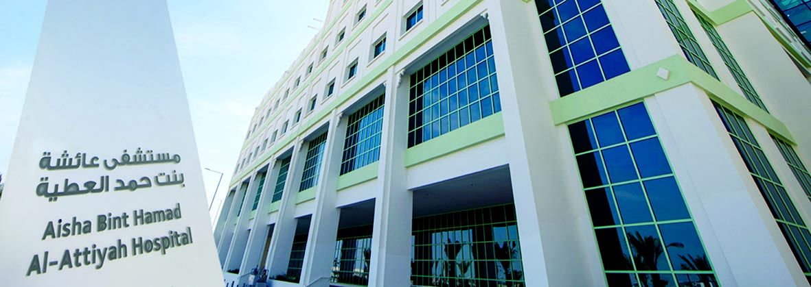 أجراها فريق طبي لأول مرة بمستشفى عائشة العطية.. جراحة نوعية تعيد قدرة مريضة على المشي