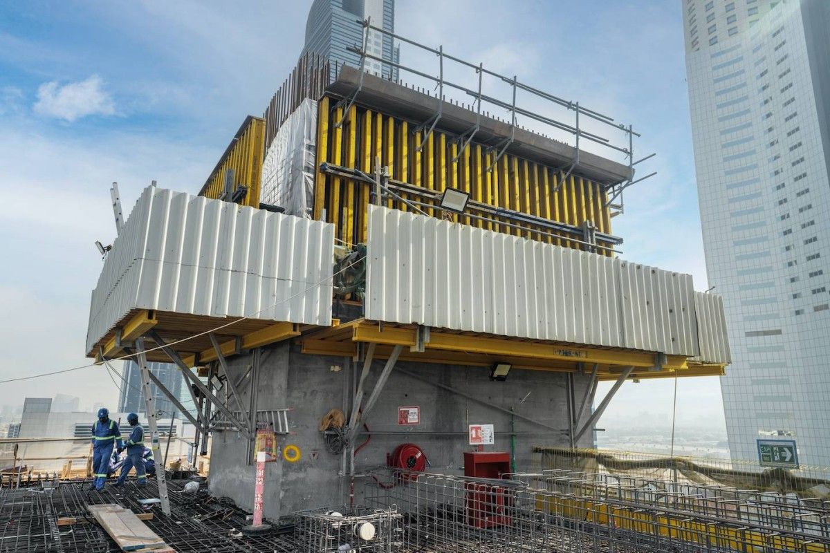 مبنى مواقف متطور لـ «برج عزيزي» يضم 14 طابقاً