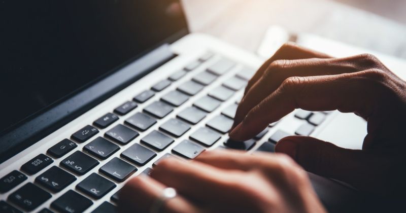 الاختبارات الإلكترونية للطلبة... خيارٌ غير مطروح