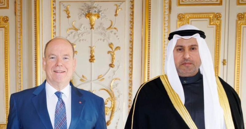 أمير موناكو مستقبلاً السفير الشاهين