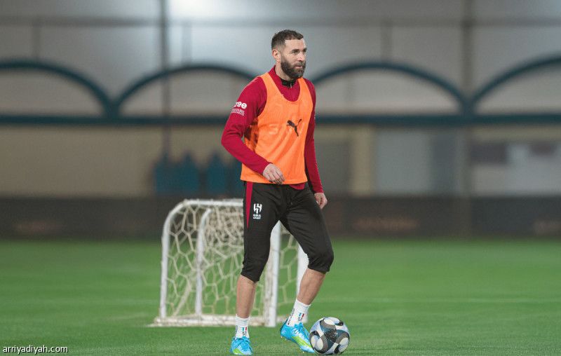 بنزيما يغيب.. وميتي يسجل الظهور الأساسي الأول