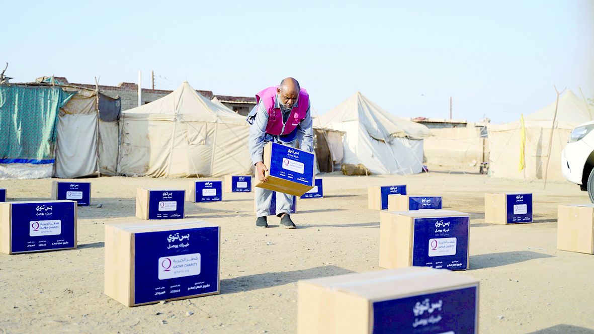 للأسر المتعففة وأسر الأيتام بمدينة الشيخة عائشة العطية.. قطر الخيرية توزع سلالا غذائية في 4 ولايات سودانية
