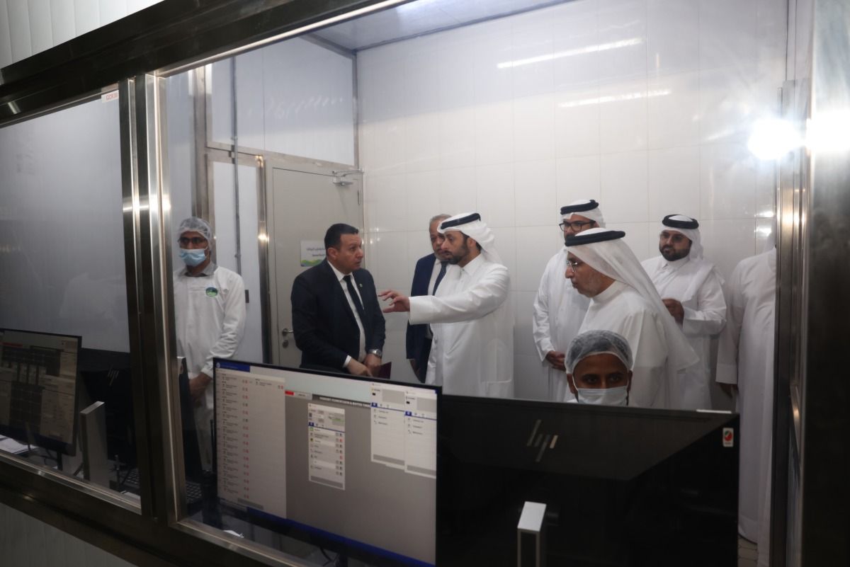 وزير البلدية يقوم بجولة تفقدية على مشاريع إنتاج الدواجن والألبان في "مزرعتي" ويطّلع على دورها في دعم الأمن الغذائي