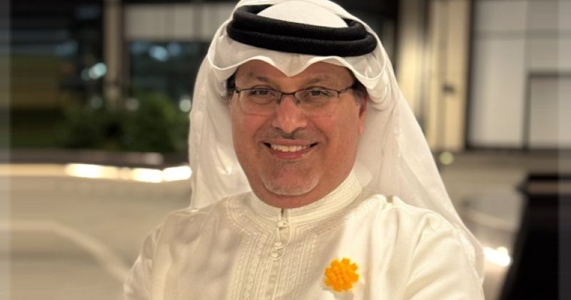 السفير البحريني يضع «زهرة العرفج» تقديرا للصفوف الأمامية