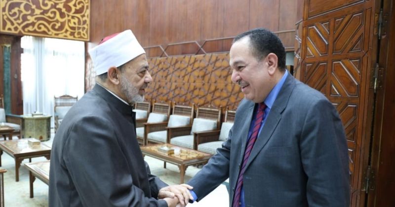 الشيخ الطيب مستقبلاً السفير الغانم