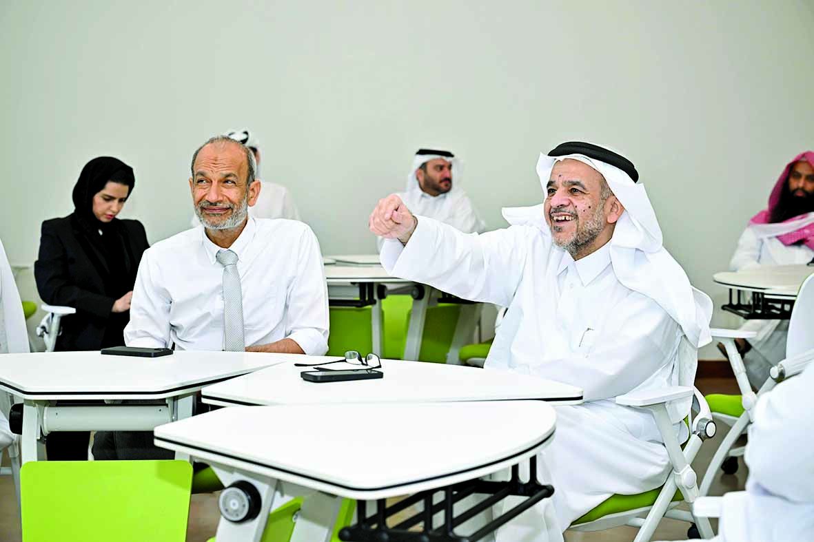د. الأنصاري يتفقد «الفصول الذكية» بجامعة قطر