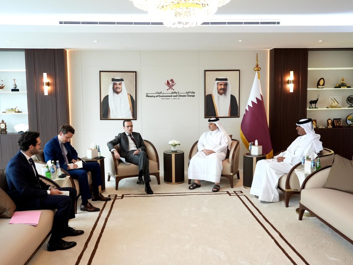 وزير البيئة والتغير المناخي يجتمع مع السفير الفرنسي