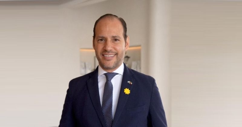 سفير السلفادور يضع شارة «زهرة العرفج»