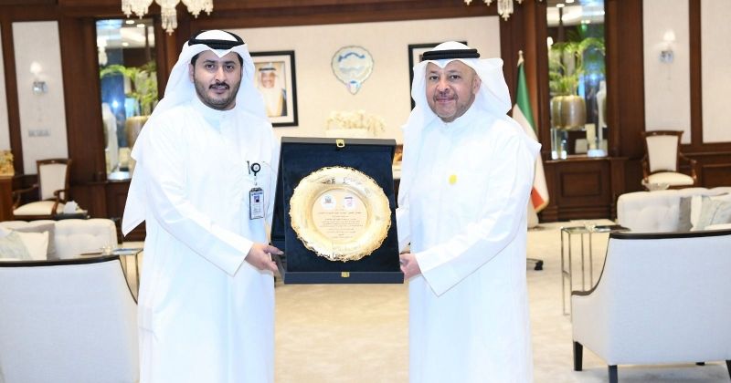 محافظ الفروانية يتسلم درعاً تذكارية من الجلاوي