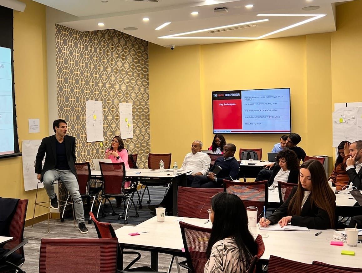 في عصر الذكاء الاصطناعي، متى تكون الشركات الناشئة في أمسّ الحاجة إلى الدعم البشري؟