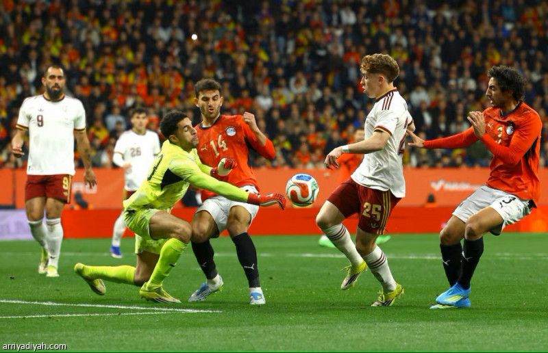 «فيفا» يحقق في عنصرية الجماهير الإسبانية