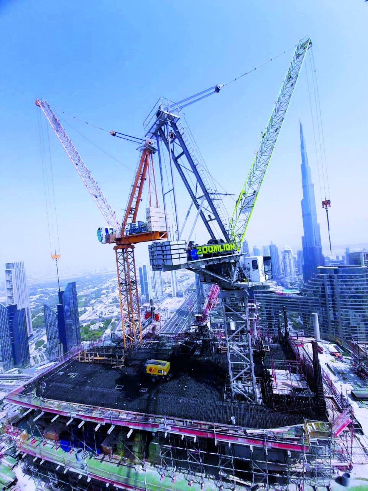 نشاط قوي للروافع البرجية يزين سماء الإمارات