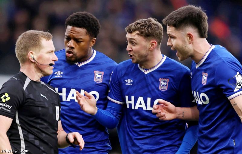 خصم ست نقاط يهدد ليستر بالهبوط إلى الثالثة