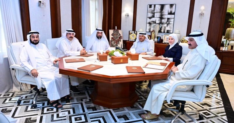 محافظ الفروانية مجتمعاً برؤساء لجان مجلس المحافظة