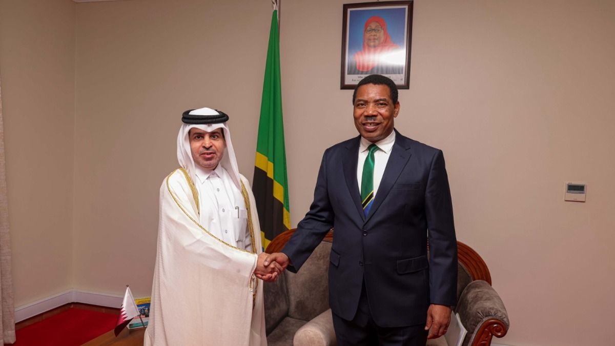 رئيس الوزراء التنزاني يجتمع مع سفير دولة قطر