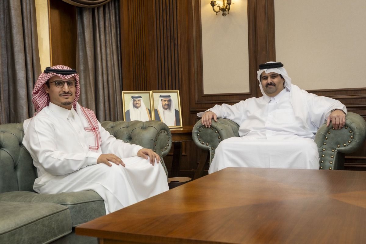 الرئيس التنفيذي للمؤسسة القطرية للإعلام يجتمع مع السفير السعودي