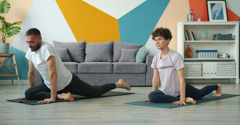 الرياضة المنزلية... «درع الصحة» في الأزمات