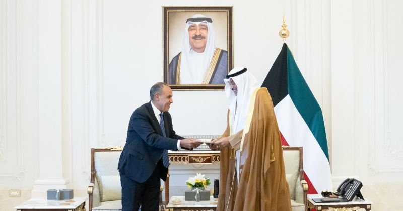 ولي العهد مستلماً الرسالة من وزير الخارجية المصري