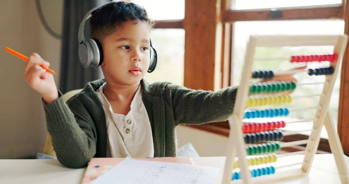 كيف تتصرف عند وجود أكثر من طفل يتعلمون عن بعد في المنزل؟