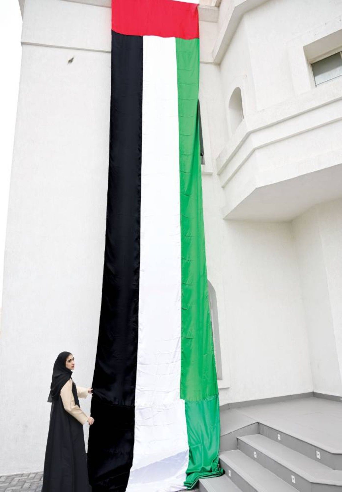 الإمارات تتوشح بالعَلَم راية عزها ورمز وحدتها