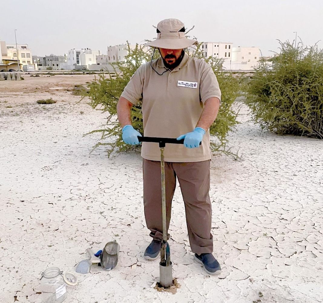 بعد أخذ عينات من التربة.. «البيئة»: فحص ميداني لموقع مادة بيضاء يثبت خلوه من التلوث
