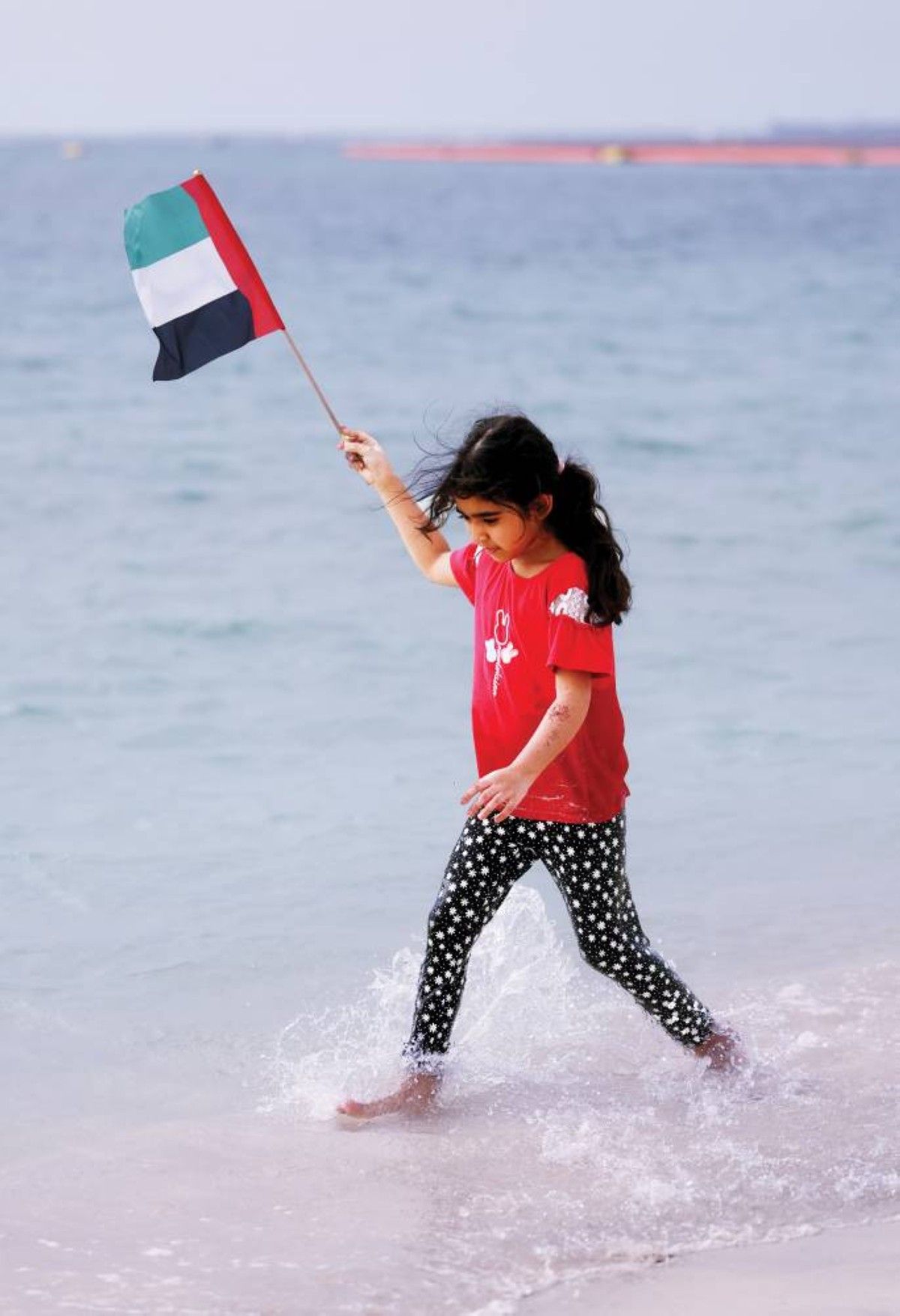 الإمارات تتوشح بالعَلَم راية عزها ورمز وحدتها