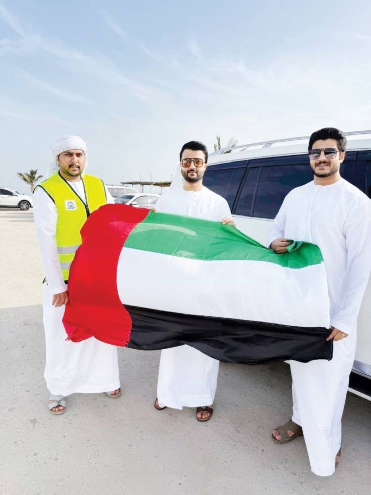 توزيع علم الإمارات على الأهالي في منازلهم