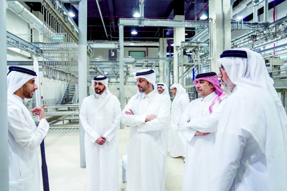 تفقد مصنع الأنعام للإنتاج الحيواني وسوق أم صلال المركزي.. وزير البلدية يؤكد أهمية توافر المنتجات بكميات كافية للمستهلكين