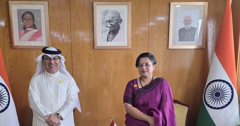 «العرفج» يجمع الدبلوماسية الإنسانية.. المالكي يهدي السفيرة الهندية شعار الزهرة