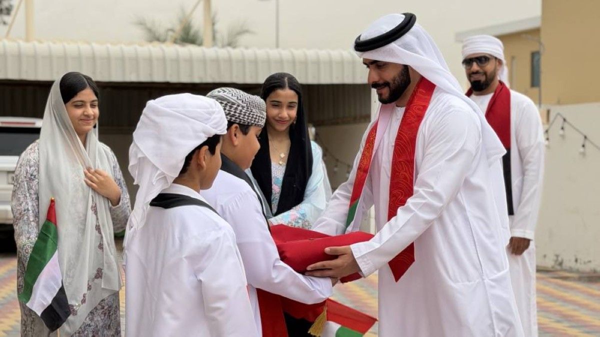 توزيع علم الإمارات على أسر الأيتام