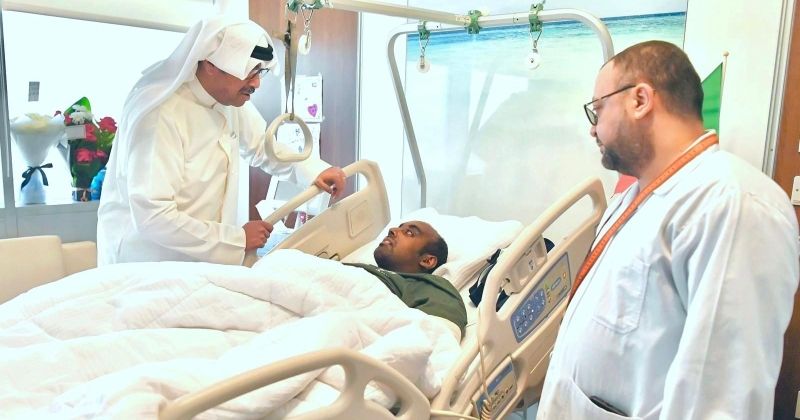 وزير الدفاع مطمئنا على الحالة الصحية للمصاب