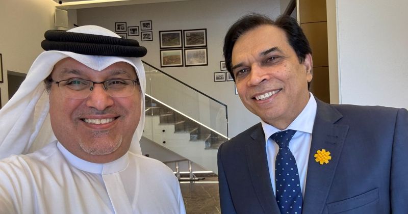 السفير البحريني يهدي «زهرة العرفج» لنظيريه الروسي والباكستاني