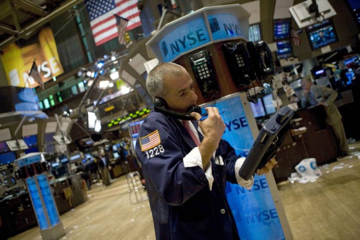 «وول ستريت» تفتح على انخفاض بضغط توترات الشرق الأوسط