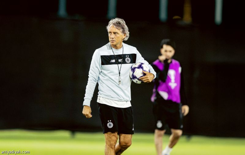 6 هلاليين يكشفون مانشيني