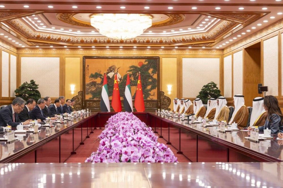 خالد بن محمد بن زايد ورئيس مجلس الدولة الصيني يبحثان تعزيز الشراكة الاستراتيجية الشاملة