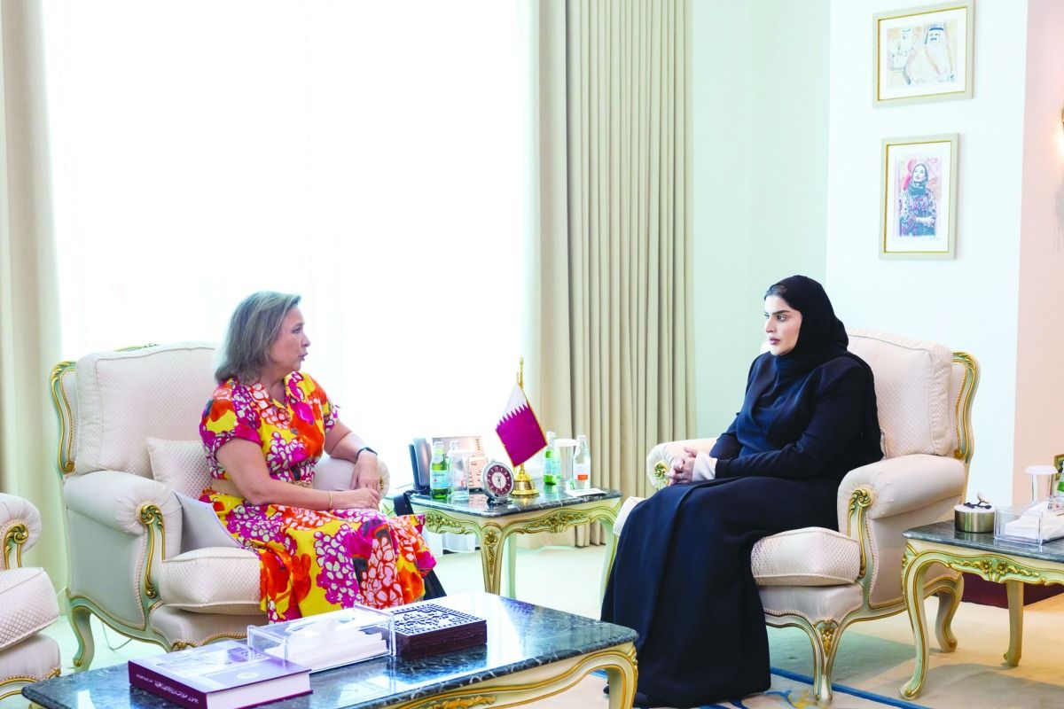 استعراض علاقات التعاون مع لبنان وسويسرا