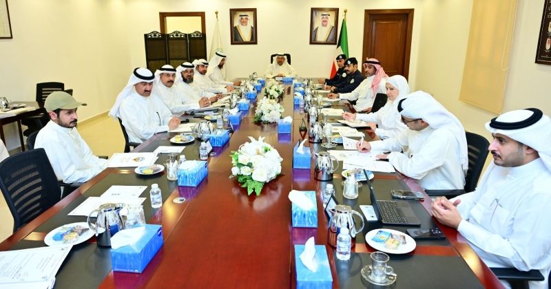 محافظ الفروانية مترئساً اجتماع لجنة الشكاوى بحضور ممثلي الجهات الحكومية