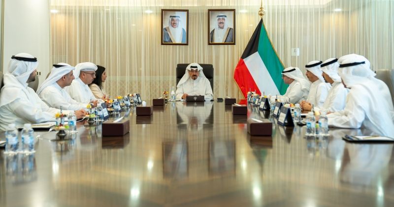 رئيس الوزراء مترئساً الاجتماع