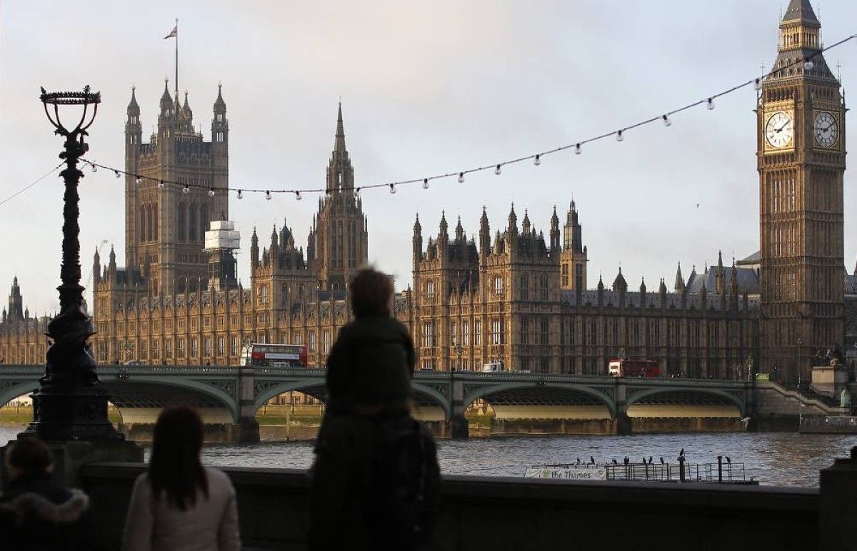 نمو الاقتصاد البريطاني يفوق التوقعات في فبراير