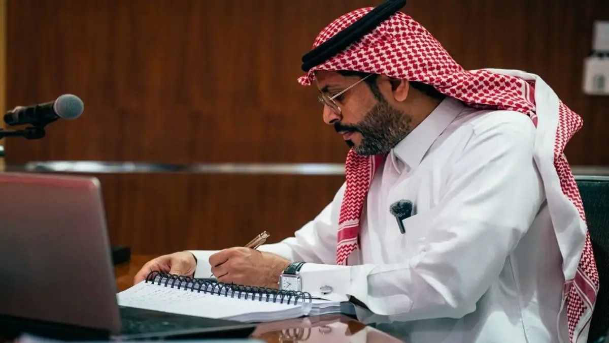 رسمياً: أول دكتوراه في العالم تدمج الذكاء الاصطناعي والسمعة المؤسسية - باحث سعودي يحقق إنجازًا علميًا يغير قواعد اللعبة