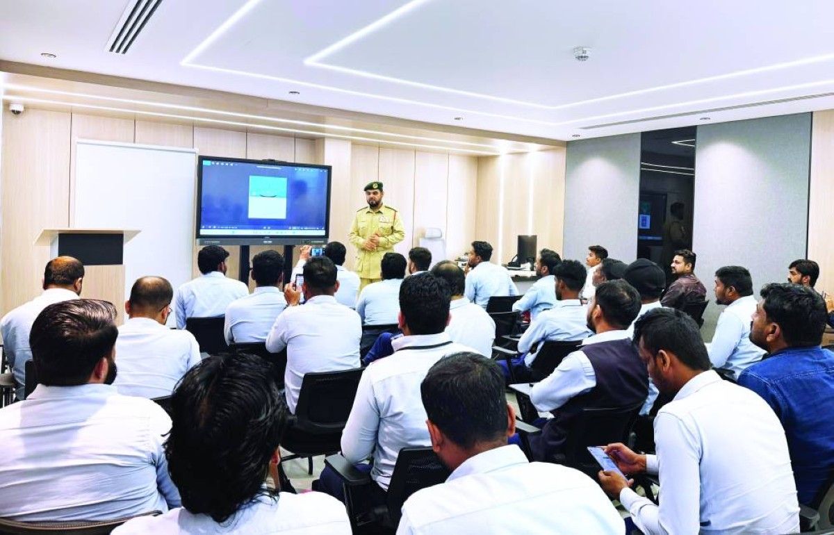 شرطة دبي تعرّف سائقي مركبات الأجرة بقواعد السير والمرور