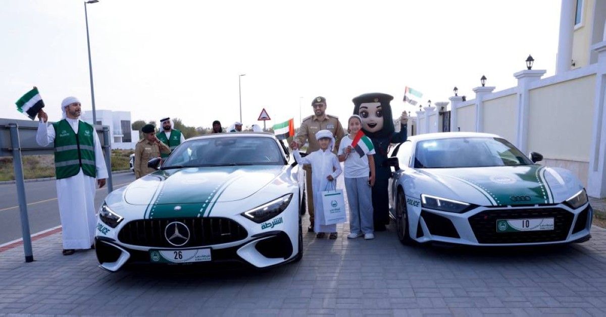 شرطة دبي تحتفي بعلم الإمارات مع أفراد المجتمع في الأحياء السكنية