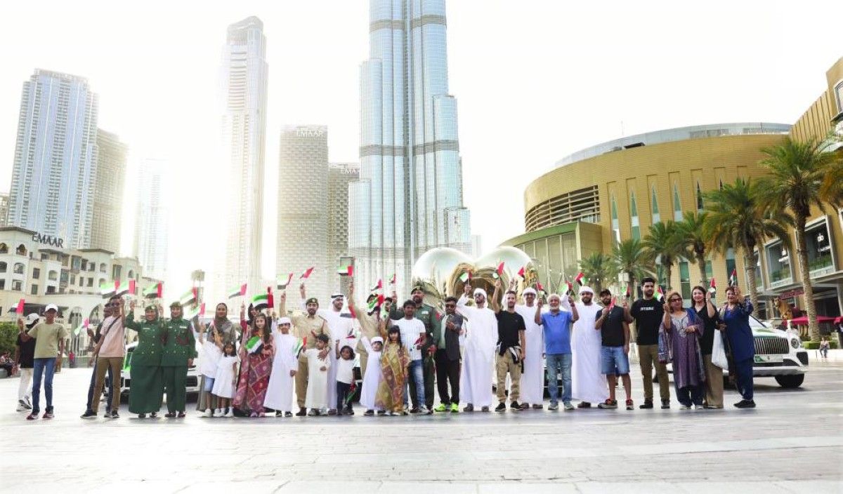 «الشرطة السياحية» تحتفي بعلم الإمارات