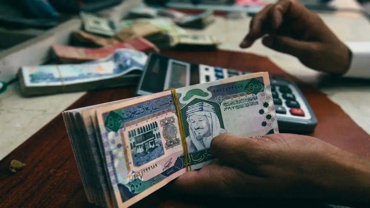 انفجار تحويلات اليمن إلى 8 مليارات دولار: كيف تحولت هذه الثروة إلى محرك للتعافي الاقتصادي والاستقرار؟