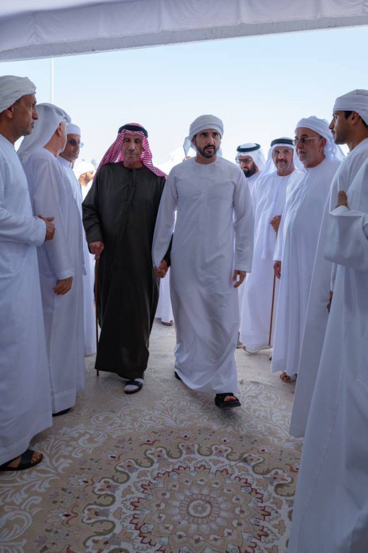 محمد بن راشد يعزي في وفاة حسين الأحبابي