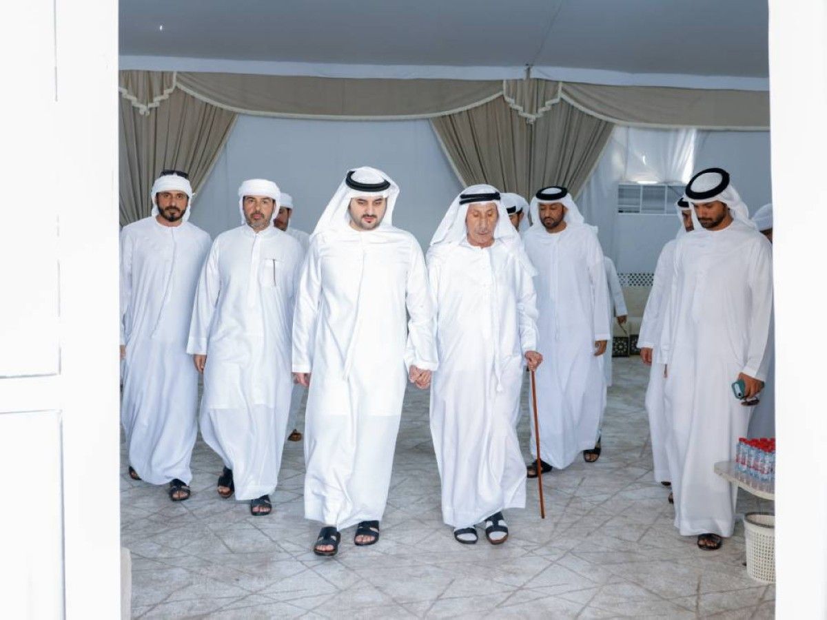 مكتوم بن محمد يقدم واجب العزاء في وفاة حسين الأحبابي